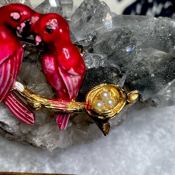 🖤 Vintage 🖤 Ruby Lovebirds and Their Little Nest Gold Brooch Pin Pearl Eggs 🪺 - Picture 3 of 4